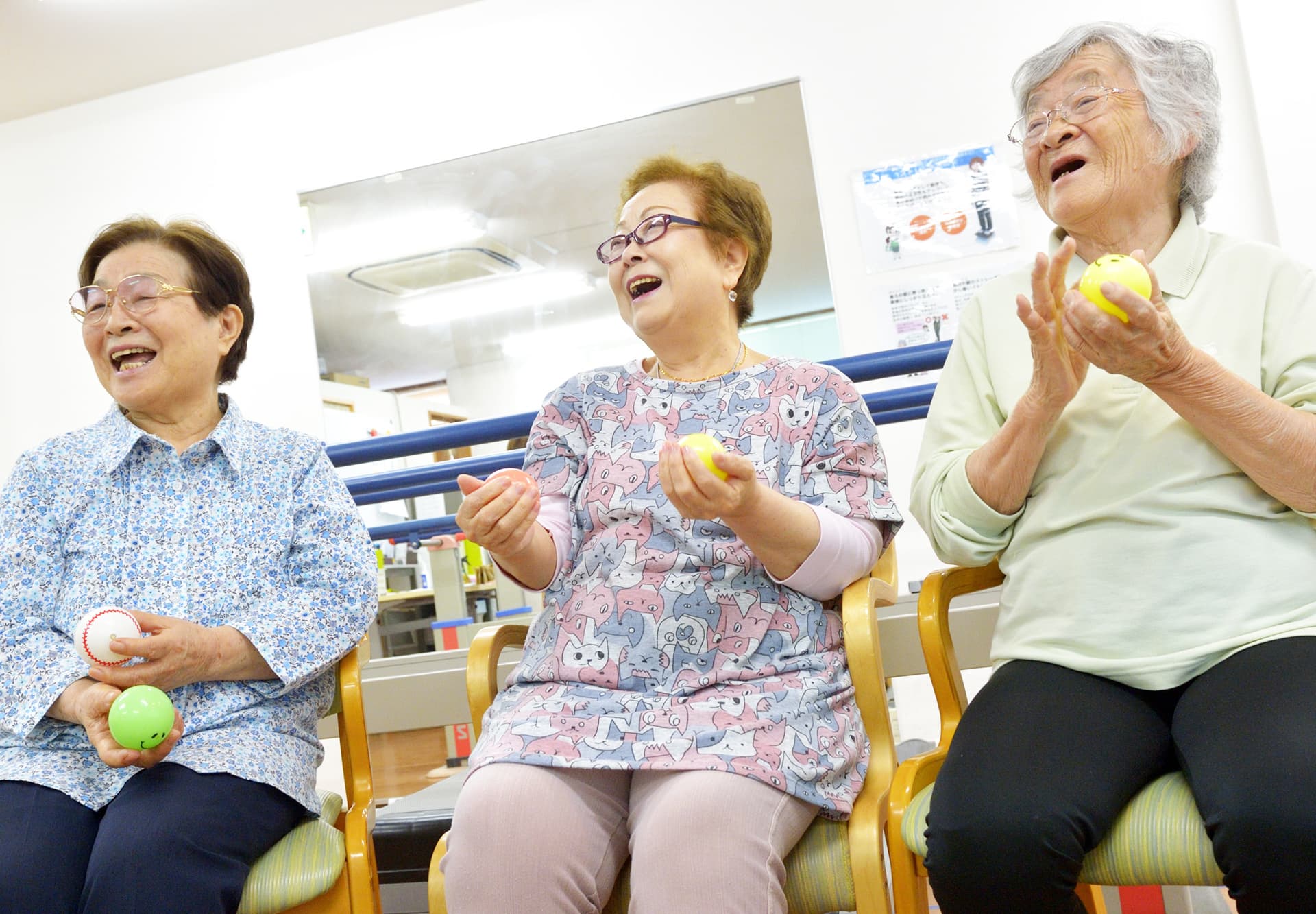 楽しそうに機能訓練する利用者様