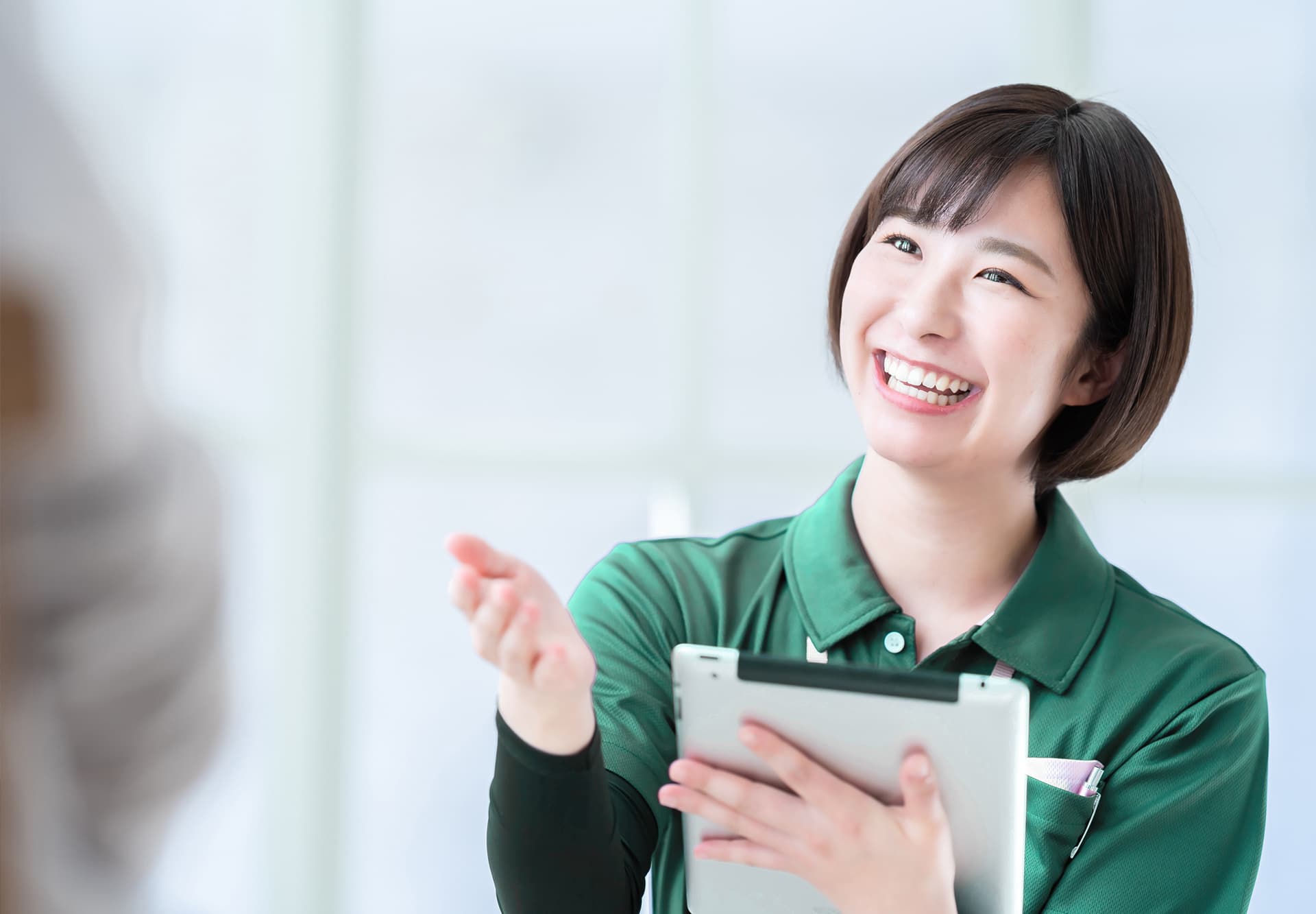 機能訓練を案内する介護職員